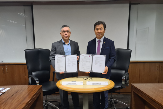 Professor Robbie Goh, SUSS Provost (left), and Professor JaeBaek Lee, JBNU Vice President (right) exchanging the signed MOU for the partnership between our universities.