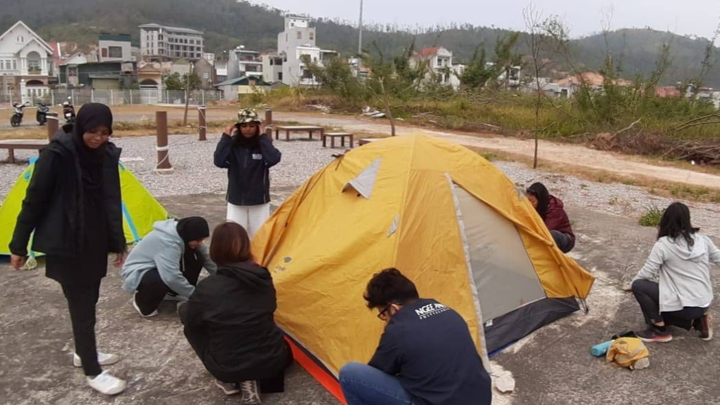 Group photo of everyone setting up tents