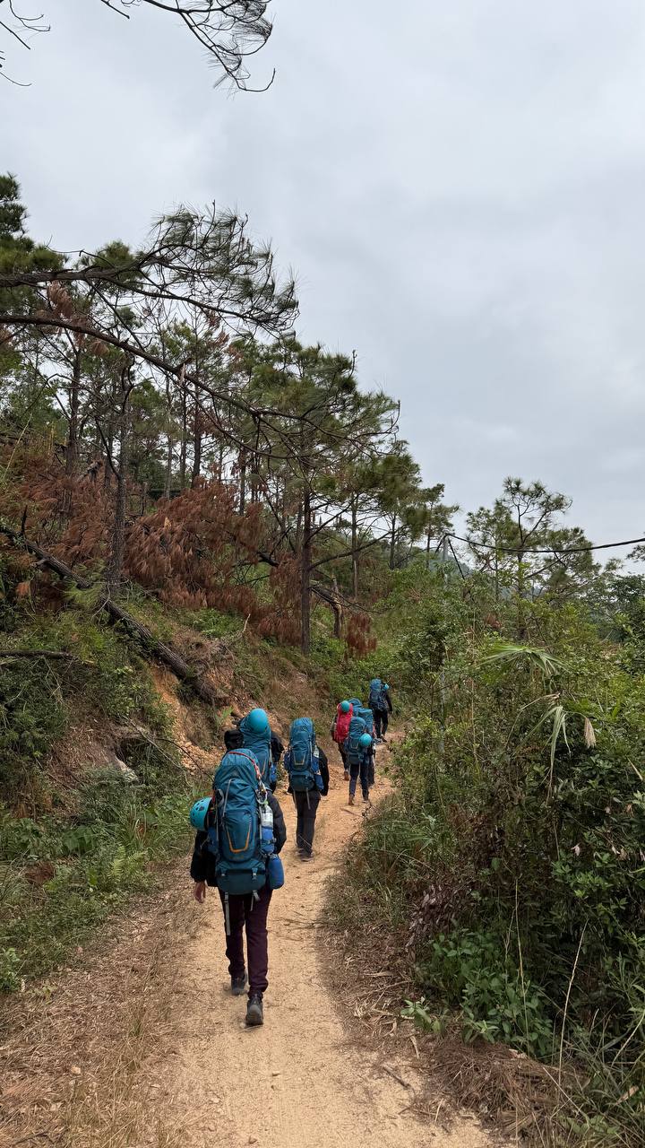 Group photo of everyone trekking