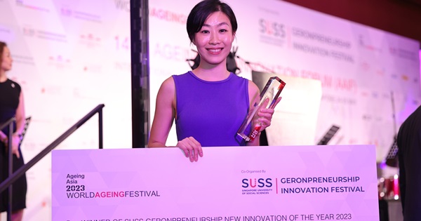 Sonia Wong, co-founder of Sunshine Seniors, receives her award at the 2023 Ageing Startup Pitch Stadium.