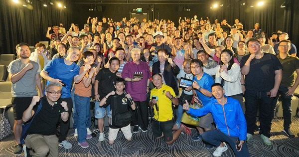 Audience of Warriors Two took a group photo with Sammo Hung