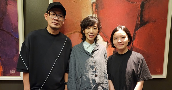 Ho Sze Wai (right), director of Before the Box Gets Emptied attended post screening discussion of Snow in Midsummer, taking picture with the director, Cheong Keat Ann (left)