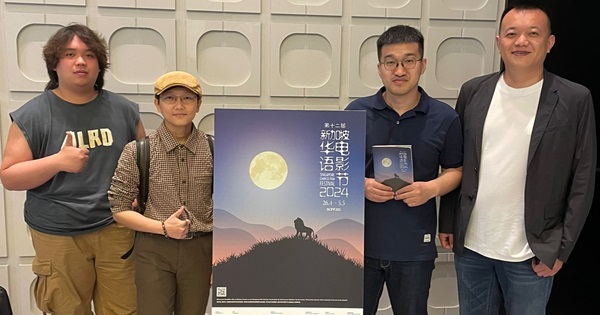 Yan Xiaolin (second from right), director of Carp Leaping over Dragon’s Gate