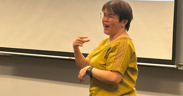 Rosalind Foo teaching participants about unique sign names and how to sign them.