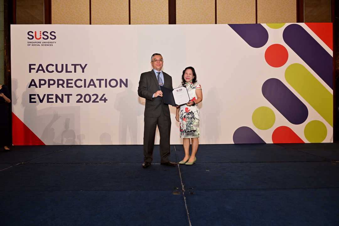 Dr Pamela Siow Sook Mun (School of Science and Technology) receiving her 30-Year Lecturer Service Award from Provost Dr Robbie Goh.