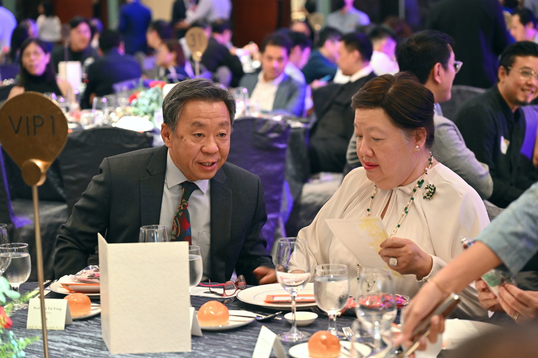 SUSS President, Professor Tan Tai Yong and Chairman of the SUSS Board of Trustees, Mrs Mildred Tan engaged in a casual discussion.