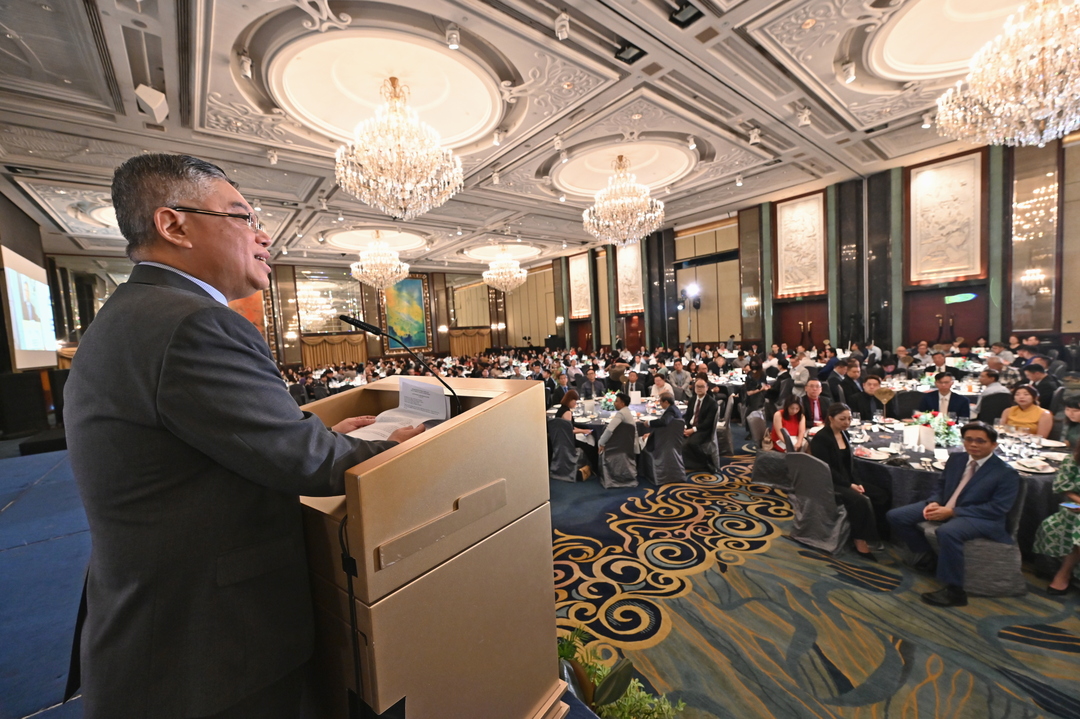 SUSS Provost, Professor Robbie Goh, addressing SUSS Faculty and awardees and reflecting on the importance of embracing change in education to develop future problem-solvers of soci