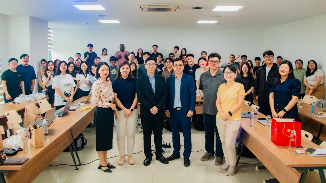 First row, from left to right Prof Tran Ha Minh Quan, Dean of UEH - International School of Business, Ms Chang Xiu Mei, Lead (Impact Startup), SUSS Student Success Centre, Mr Patrick Ng, Instructor & Foun