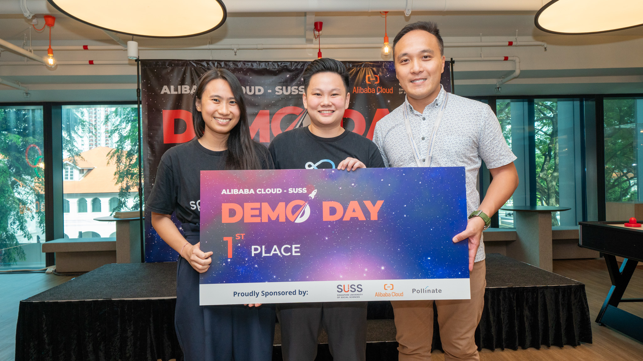 SpedGrow, the proud winners of the Alibaba Cloud-SUSS Demo Day, joyfully accepting their well-deserved prize with Chris Tan, Director of Sales and Business Development at Alibaba Cloud.