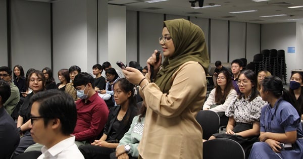 SUSS Public Safety and Security Year 1 student, Sumaiya Begum, engaging Associate Professor Muhammad Faishal Ibrahim with a thought-provoking question