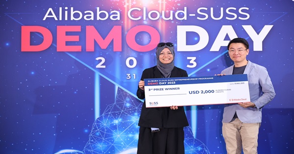At the Alibaba Cloud-SUSS Demo Day 2023, Efah, CEO of POPWOW Space Pte Ltd and Mr Ken Xu, SUSS Part Time General Studies student came in 3rd place.