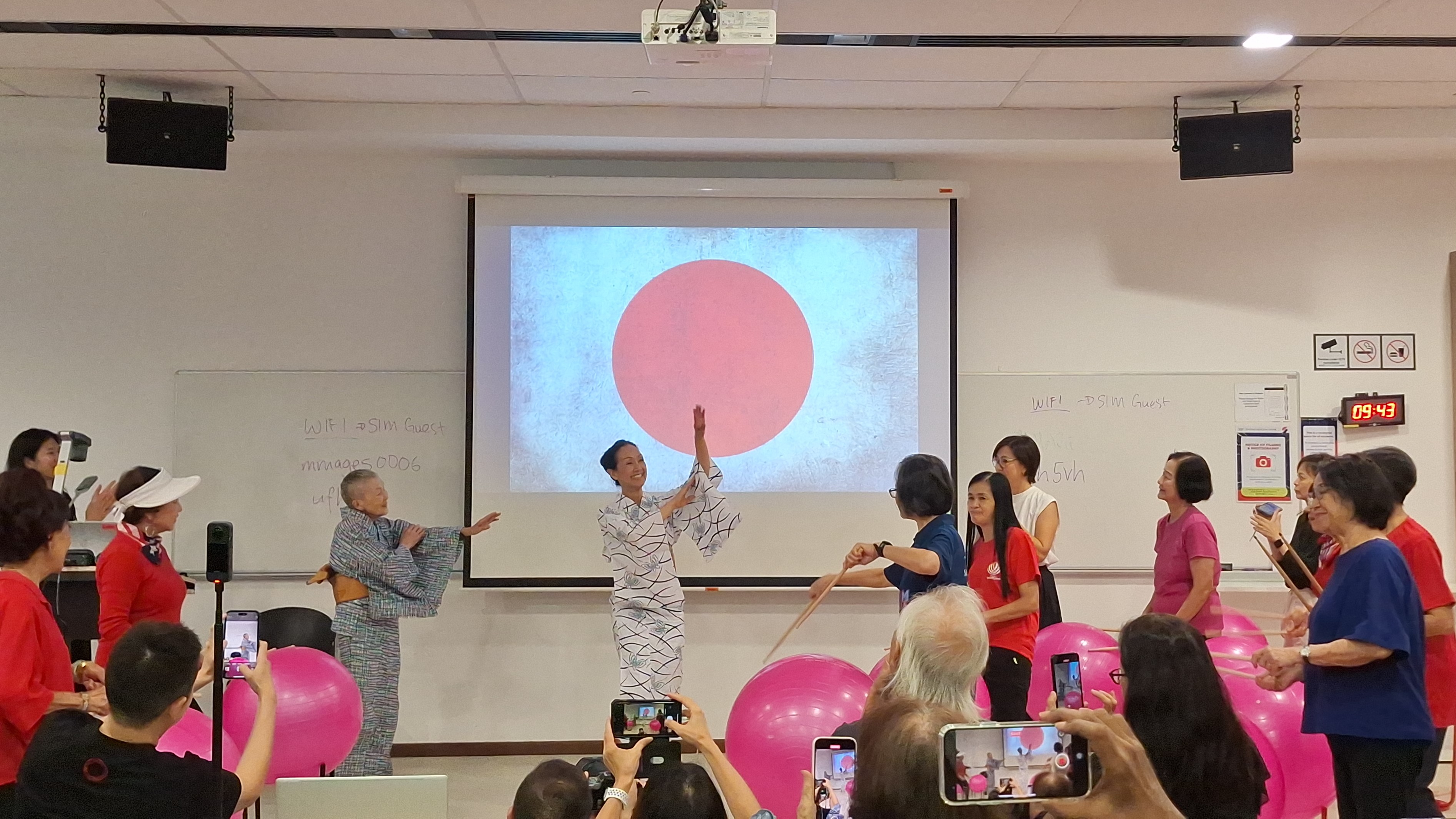 Japanese folk dance led by Actress Mako Hattori and accompanied by Singapore Seniors Drum group