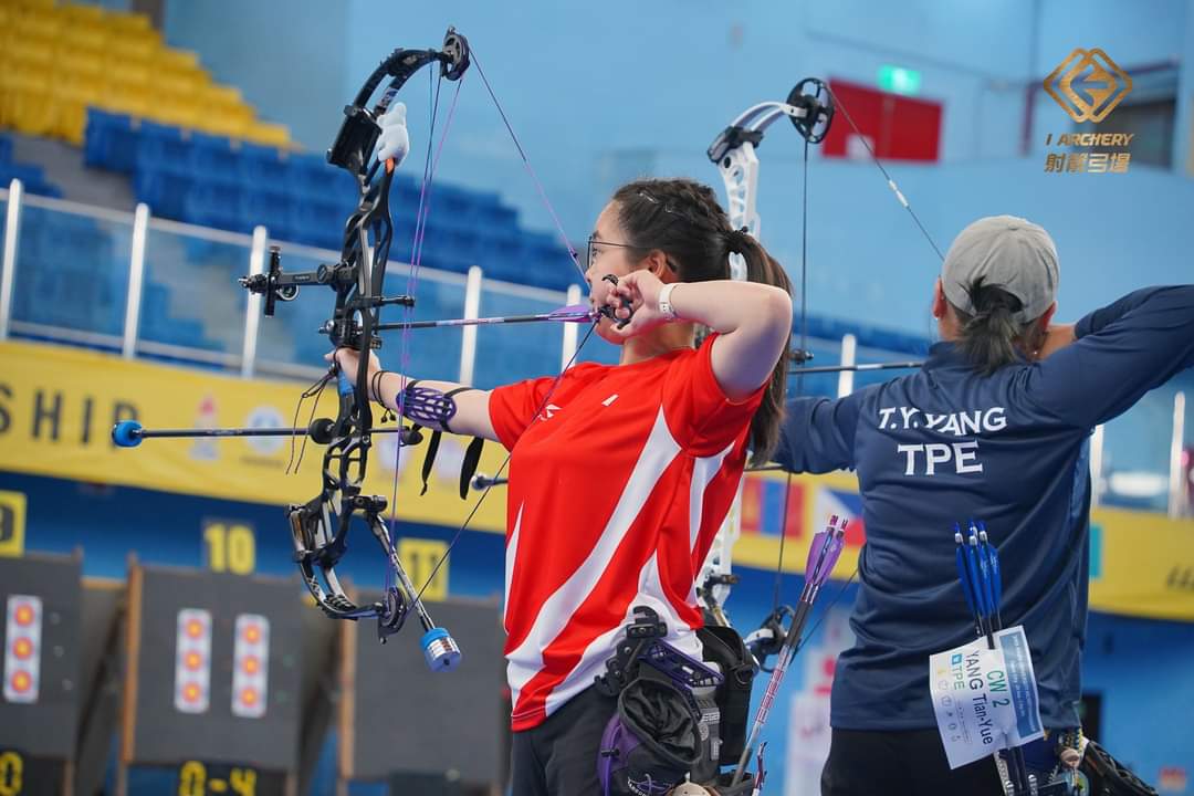 With unwavering concentration, Carissa Goh prepares for her next shot.