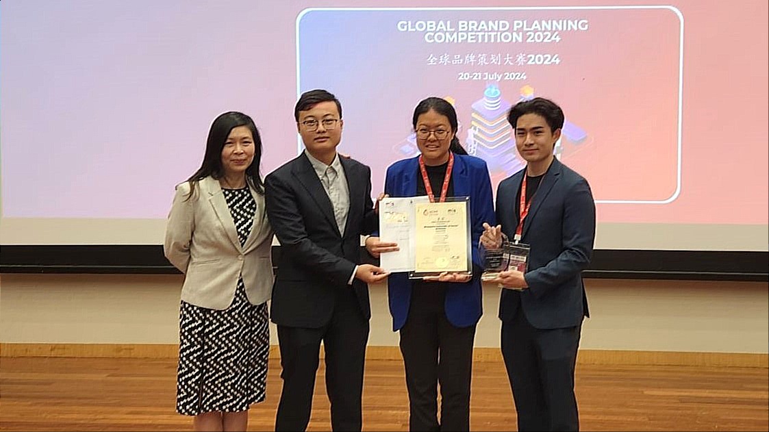 Associate Professor Amy Wong, Vice Dean, SUSS School of Business, presenting the 2nd Runner-Up Award to Team 5 Market-teers (From left to right Yu Hai, Joy Loo and Low Jun Hao.-modified (1)